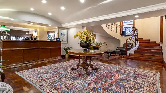 Christie’s at 32 on Russell